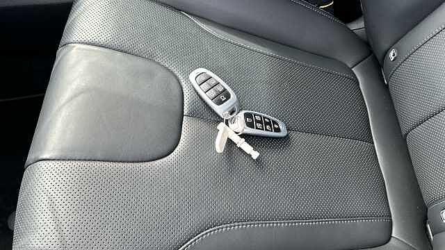Hyundai SANTA FE 1.6 TGDi Hybrid Ultimate 5dr 4WD Auto Hybrid Estate White